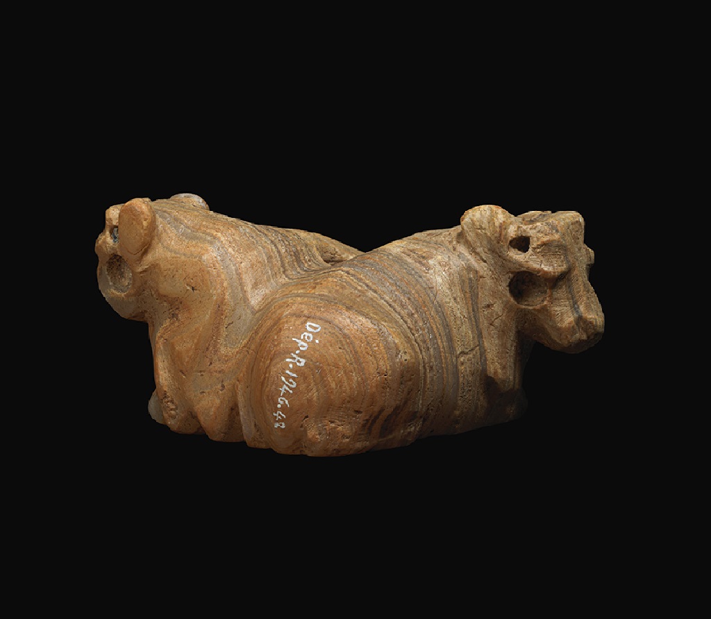 Support in the form of two reclining bulls